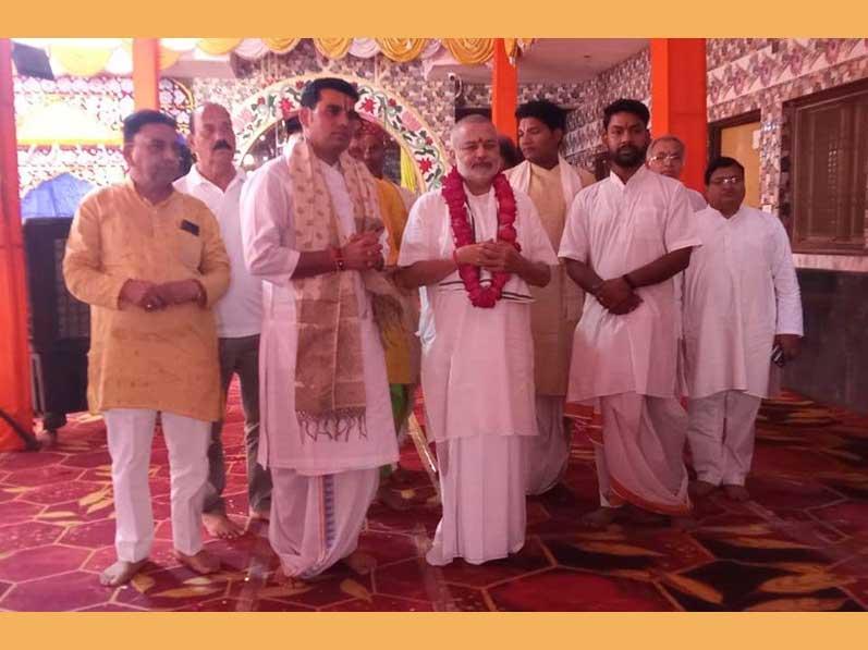 Brahmachari Girish Ji has visited Ashram of Acharya Krishnadas Shastri Ji Maharaj, a highly reputed Kathavachak from Vrindavan. Brahmachari Ji was welcomed by Acharya Ji and many other saints and special guests. Girish Ji also honoured Acharya Ji with garland, he also did puja in Shri Ram Darbar Mandir of the Ashram. 