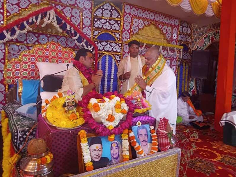 Brahmachari Girish Ji has visited Ashram of Acharya Krishnadas Shastri Ji Maharaj, a highly reputed Kathavachak from Vrindavan. Brahmachari Ji was welcomed by Acharya Ji and many other saints and special guests. Girish Ji also honoured Acharya Ji with garland, he also did puja in Shri Ram Darbar Mandir of the Ashram. 