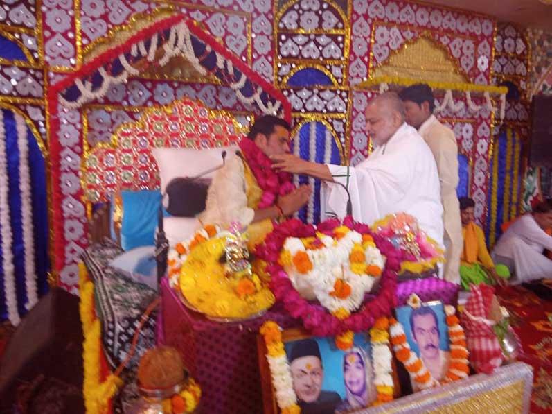 Brahmachari Girish Ji has visited Ashram of Acharya Krishnadas Shastri Ji Maharaj, a highly reputed Kathavachak from Vrindavan. Brahmachari Ji was welcomed by Acharya Ji and many other saints and special guests. Girish Ji also honoured Acharya Ji with garland, he also did puja in Shri Ram Darbar Mandir of the Ashram. 