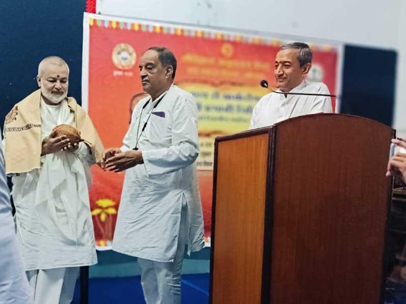 Brahmachari Girish Ji has attended conference on Effective Treatment of Cancer through Panchgavya Chikitsa organized by Gauvigyan Anusandhan Kendra Delhi and Sharda Vihar Bhopal. National top-level Scientists from the field of General Health, Ayurveda, Cancer and other disciplines with Doctors and Vaidyas were present in the conference. Number of scientists have presented their research work and papers and shared astonishing information on their research work done so far in treatment of Cancer and other diseases using Panchgavya.