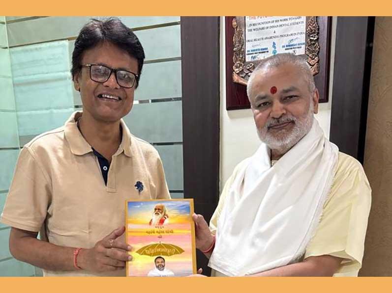 Brahmachari Girish Ji has met with Shri Vijay Manohar Tiwari, Honourable Vice Chancellor of Makhanlal Chaturvedi Rashtriya Patrakarita Evam Sanchar Vishwavidyalaya, Bhopal, Madhya Pradesh and presented the book Param Pujya Maharishi Mahesh Yogi Ji ki Deviya Chhatrachhaya mein Brahmachari Girish. Brahmachari Ji has briefed VC about current activities of Maharishi Organisation and also discussed few topics of University Administration.  