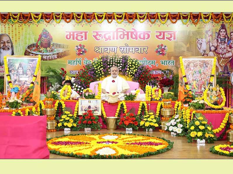 Brahmachari Girish Ji has performed Maharudrabhishek with 121 Maharishi Vedic Pundits today on third Shravan Somvar Monday at Gurudev Brahmanand Saraswati Ashram Bhopal. Large number of Maharishi Organisation members and devotees of Bhagwan Shiv Ji have attended Maharudrabhishek and enjoyed peaceful but powerful effect of the performance.