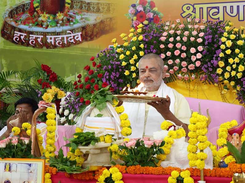 Brahmachari Girish Ji has performed Maharudrabhishek with 121 Maharishi Vedic Pundits today on third Shravan Somvar Monday at Gurudev Brahmanand Saraswati Ashram Bhopal. Large number of Maharishi Organisation members and devotees of Bhagwan Shiv Ji have attended Maharudrabhishek and enjoyed peaceful but powerful effect of the performance.