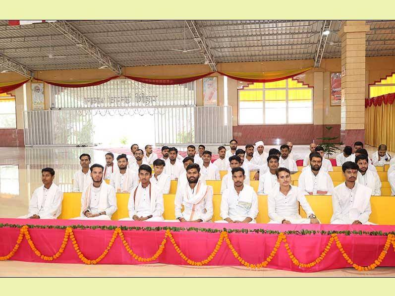 Brahmachari Girish Ji has performed Maharudrabhishek with 121 Maharishi Vedic Pundits today on third Shravan Somvar Monday at Gurudev Brahmanand Saraswati Ashram Bhopal. Large number of Maharishi Organisation members and devotees of Bhagwan Shiv Ji have attended Maharudrabhishek and enjoyed peaceful but powerful effect of the performance.