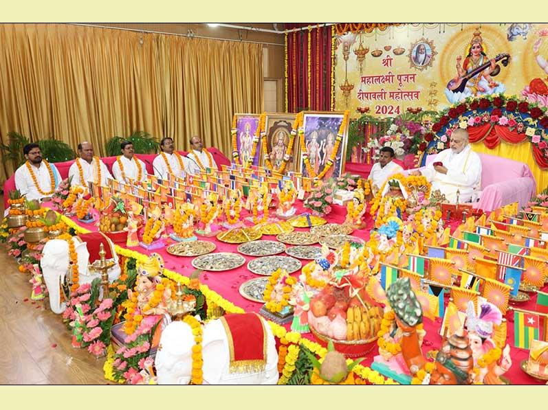 Brahmachari Girish Ji has performed grand puja with Vedic procedure with 250 Maharishi Vedic Pundits and Awahan of Shri Mahalakshmi Devi Mata for peace, prosperity, perfect health and invincibility was done on Deepawali.
