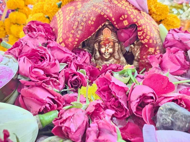 Brahmachari Girish Ji has performed grand puja with Vedic procedure with 250 Maharishi Vedic Pundits and Awahan of Shri Mahalakshmi Devi Mata for peace, prosperity, perfect health and invincibility was done on Deepawali.