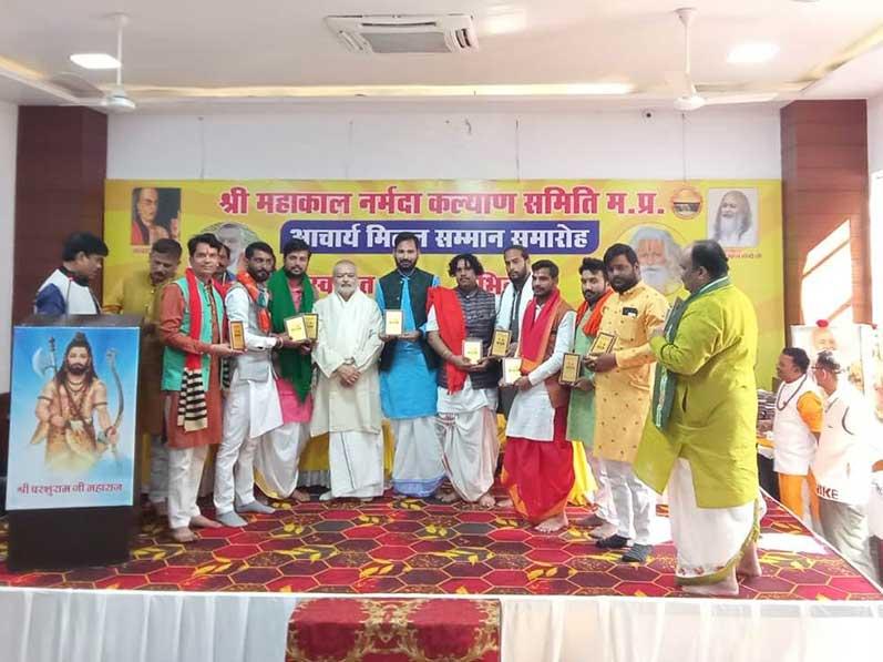 Brahmachari Girish Ji has presided over ''Acharya Samman Samaroh'' organised by ''Shri Mahakal Narmada Kalyan Samiti'' Madhya Pradesh at Bhojpur Club, Bhopal. Hundreds of Vedic Scholars, Vedic Astrologists, Vastu Experts and Experts of other Vedic disciplines have participated in the Celebration from all over India. Brahmachari Ji reminded all present about the strength of Vedic knowledge and technologies available to bring peace, prosperity, perfect health, enlightenment and invincibility to every individual on earth. Girish Ji was honoured by group of senior Vedic Scholars and he also honoured number of senior scholars with shawl, memento and participation certificate.