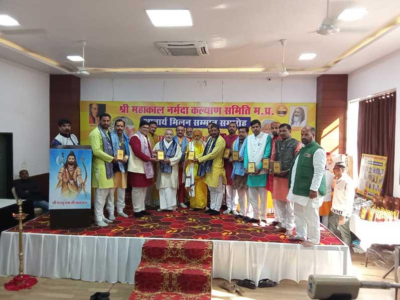 Brahmachari Girish Ji has presided over ''Acharya Samman Samaroh'' organised by ''Shri Mahakal Narmada Kalyan Samiti'' Madhya Pradesh at Bhojpur Club, Bhopal. Hundreds of Vedic Scholars, Vedic Astrologists, Vastu Experts and Experts of other Vedic disciplines have participated in the Celebration from all over India. Brahmachari Ji reminded all present about the strength of Vedic knowledge and technologies available to bring peace, prosperity, perfect health, enlightenment and invincibility to every individual on earth. Girish Ji was honoured by group of senior Vedic Scholars and he also honoured number of senior scholars with shawl, memento and participation certificate.