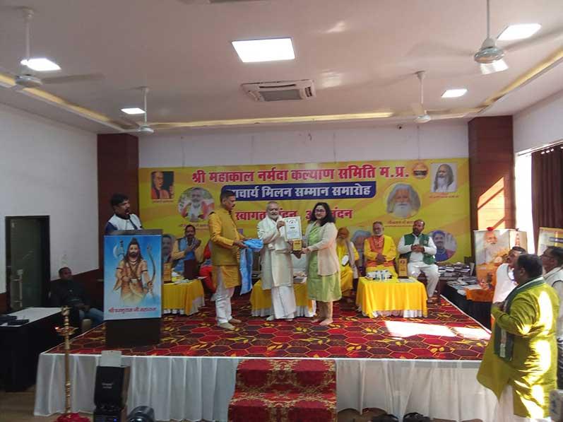 Brahmachari Girish Ji has presided over ''Acharya Samman Samaroh'' organised by ''Shri Mahakal Narmada Kalyan Samiti'' Madhya Pradesh at Bhojpur Club, Bhopal. Hundreds of Vedic Scholars, Vedic Astrologists, Vastu Experts and Experts of other Vedic disciplines have participated in the Celebration from all over India. Brahmachari Ji reminded all present about the strength of Vedic knowledge and technologies available to bring peace, prosperity, perfect health, enlightenment and invincibility to every individual on earth. Girish Ji was honoured by group of senior Vedic Scholars and he also honoured number of senior scholars with shawl, memento and participation certificate.