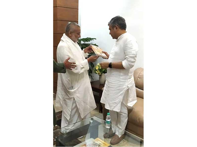 Brahmachari Girish Ji met Honorable Union Railway Minister Shri Ashwini Vaishnaw Ji . Brahmachari ji briefed Honourable Minister about the programmes and activities of Maharishi Organisation and presented his new book 