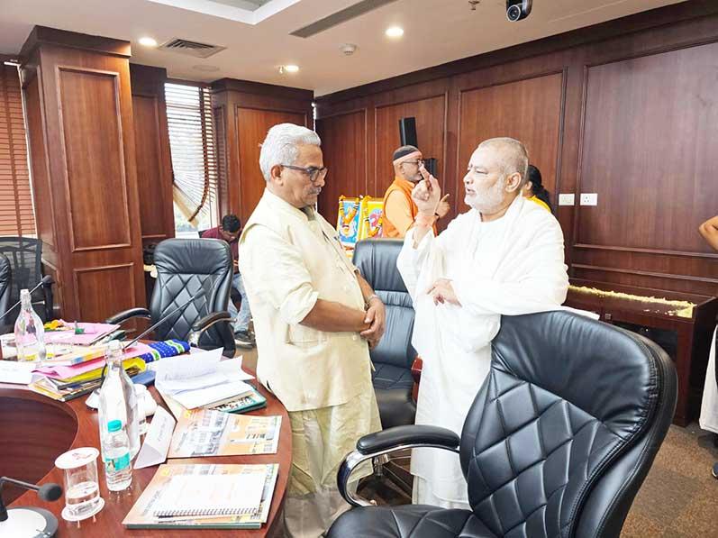 Brahmachari Girish Ji met respected Dr. Krishna Gopal Ji Sah- Sarkaryavahak of RSS in a conference and presented his book Param Pujya Maharishi Mahesh Yogi Ji Ki Deviya Chhatrachhaya mein Brahmachari Girish. Girish ji also briefed about his life with Maharishi ji and also mentioned about all programmes of Maharishi Organization.