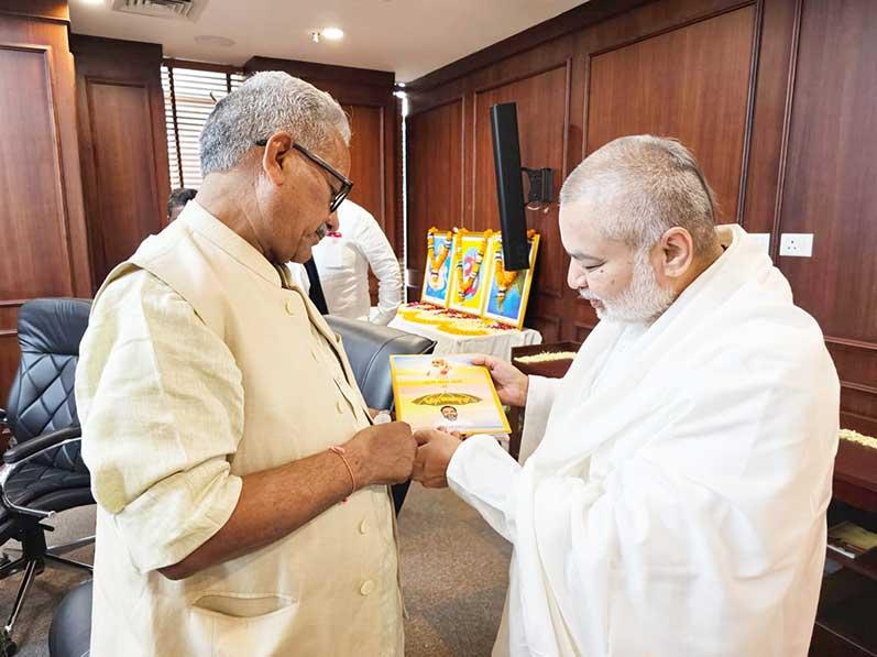Brahmachari Girish Ji met respected Dr. Krishna Gopal Ji Sah- Sarkaryavahak of RSS in a conference and presented his book Param Pujya Maharishi Mahesh Yogi Ji Ki Deviya Chhatrachhaya mein Brahmachari Girish. Girish ji also briefed about his life with Maharishi ji and also mentioned about all programmes of Maharishi Organization.
