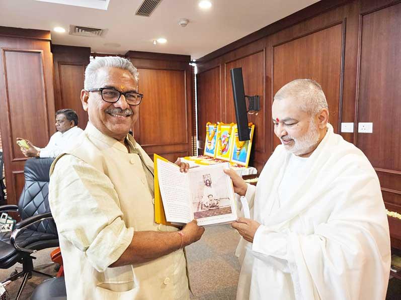 Brahmachari Girish Ji met respected Dr. Krishna Gopal Ji Sah- Sarkaryavahak of RSS in a conference and presented his book Param Pujya Maharishi Mahesh Yogi Ji Ki Deviya Chhatrachhaya mein Brahmachari Girish. Girish ji also briefed about his life with Maharishi ji and also mentioned about all programmes of Maharishi Organization.