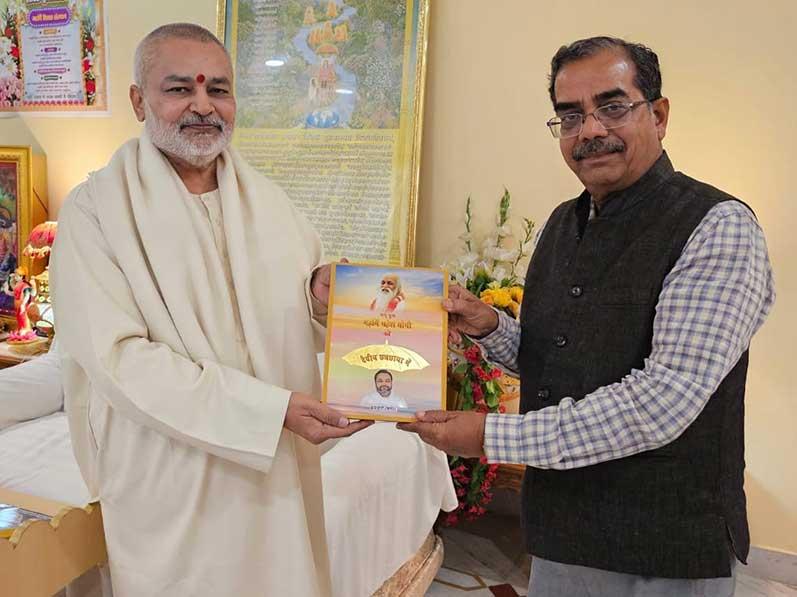 Brahmachari Girish Ji met with respected very senior reputed Vaidya Shri Madhusudan Deshpandey Ji, Ayurveda Guru of Rashtriya Ayurveda Vidyapeeth, President of Ojas Foundation and Founder Member of Aarogya Bharti, and presented his book ''Brahmachari Girish under Divine Umbrella of His Holiness Maharishi Mahesh Yogi''. A very good discussion took place on offering knowledge and treatment of Ayurveda to masses with fast pace and create disease free society as per divine wish of His Holiness Maharishi Mahesh Yogi Ji.