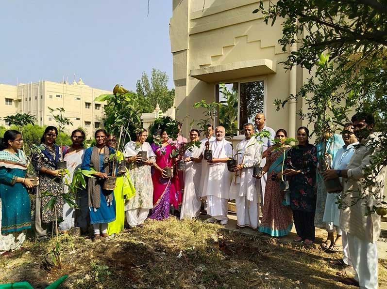Brahmachari Girish Ji-Chancellor and Prof. Bhuvnesh Sharma Ji-Vice Chancellor of Maharishi Mahesh Yogi Vedic Vishwavidyalaya with course participants of Maharishi Vedic Science Teachers Training Course has done plantation on the occasion of World Environment Day. All have taken sankalpa to plant large number of trees and do every thing possible to save our environment in the interest of current and all future generations.