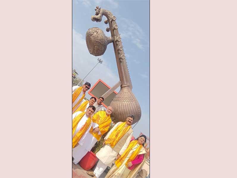 Brahmachari Girish Ji visited Veena Chowk in Ayodhya Ji, built in memory of legend singer Lata Mangeshkar Ji.