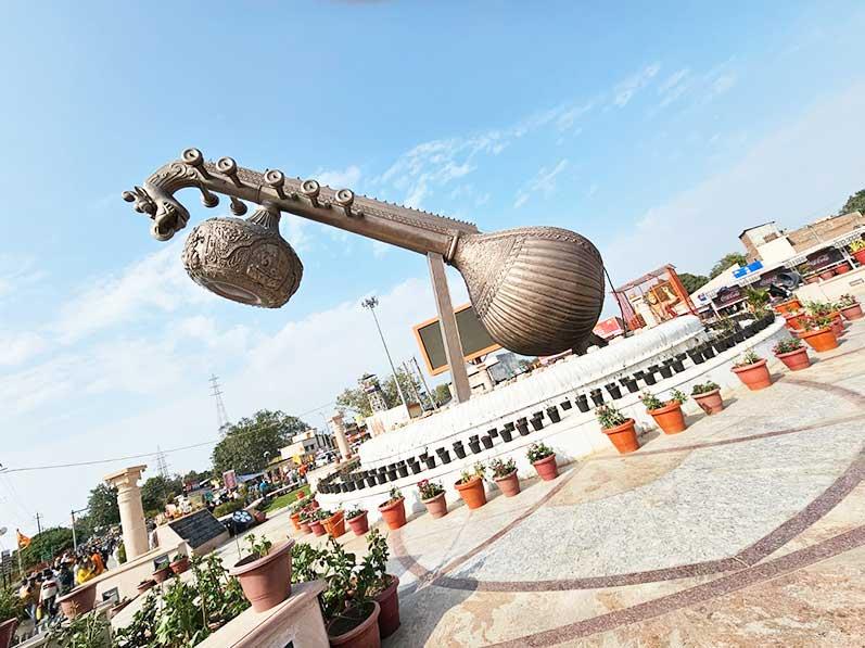 Brahmachari Girish Ji visited Veena Chowk in Ayodhya Ji, built in memory of legend singer Lata Mangeshkar Ji.
