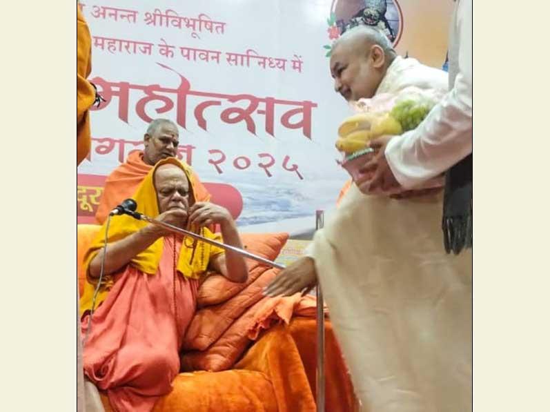 Brahmachari Ji also presented annual magazine of Maharishi Organisation Gyan 2025 to Swami JI.