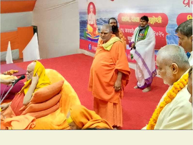 Brahmachari Ji also presented annual magazine of Maharishi Organisation Gyan 2025 to Swami JI.