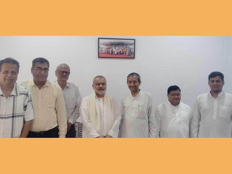 Brahmachari Girish ji has visited Gau Seva and Anusandhan Kendra Devlapar near Nagpur. He has seen big Gaushala, Panchgavya based Ayurveda medicine production unit, organic manure production unit, and products display centre.