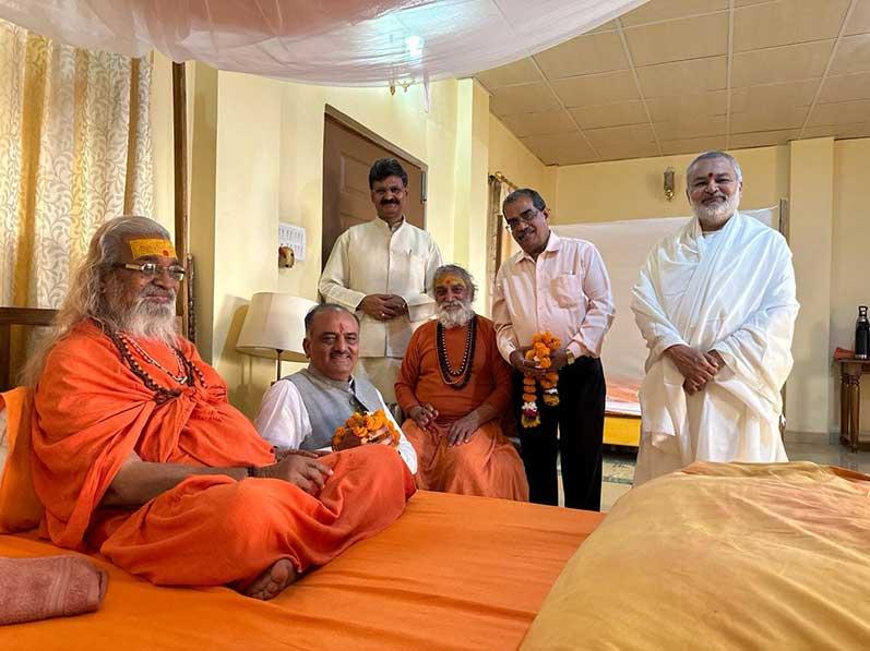 Brahmachari Girish ji has got Darshan and received blessings of Jyotishpeethadheeshwar Jagatguru Shankaracharya Swami Vasudevanand Saraswati ji Maharaj with Vaidya Shri Madhusudan Deshpande ji, President of Ojas Foundation and Vaidya Shri Rakesh Sharma ji, President of Board of Ethics and Registration, NCISM, Govt of India and Shri Ved Prakash Sharma. Swami Shankaranand Saraswati was also present and blessed everyone.