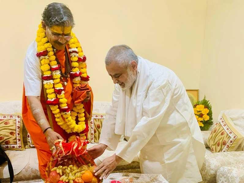 Shrinath Peethadheeshwar Pujya Swami Jitendranath ji Maharaj has arrived at MVM Ratanpur Campus, Bhopal. Brahmachari Girish ji has welcomed Swami ji with garlands, sweets and fruit basket.