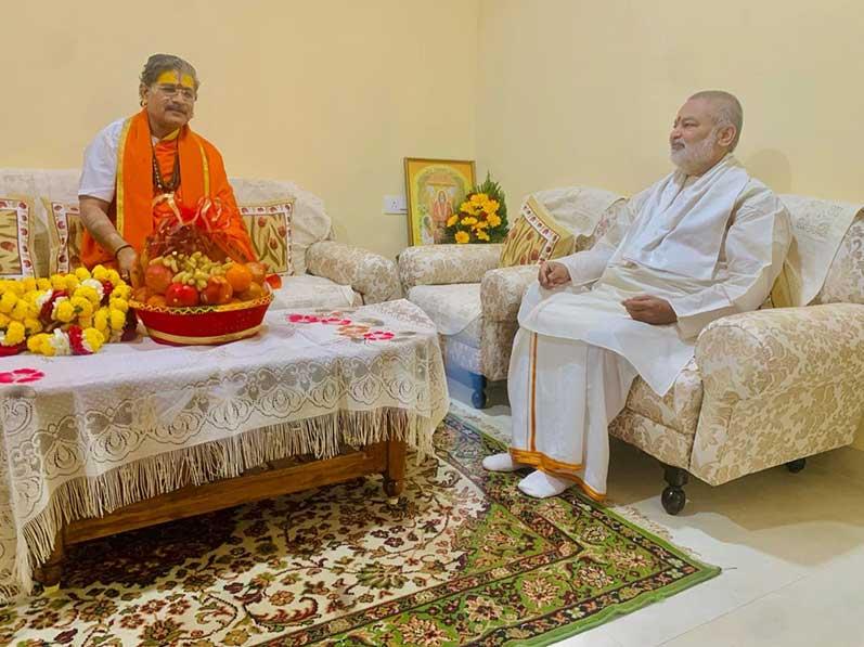 Shrinath Peethadheeshwar Pujya Swami Jitendranath ji Maharaj has arrived at MVM Ratanpur Campus, Bhopal. Brahmachari Girish ji has welcomed Swami ji with garlands, sweets and fruit basket.