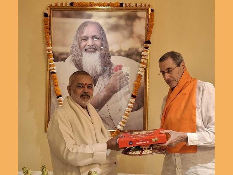 Brahmachari Girish ji has met Raja Dr. Harris Kaplan ji, welcomed and honoured him in Ved Bhumi Bharat with flowers, shawl, sweets and dry fruits. Girish ji has discussed with Raja Harris ji about establishment of permanent group of 10,000 Yogic Flyers to create permanent world peace and also progress of Maharishi Consciousness based Education in India.