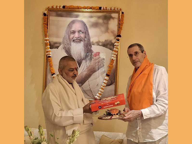 Brahmachari Girish ji has met Raja Dr. Harris Kaplan ji, welcomed and honoured him in Ved Bhumi Bharat with flowers, shawl, sweets and dry fruits. Girish ji has discussed with Raja Harris ji about establishment of permanent group of 10,000 Yogic Flyers to create permanent world peace and also progress of Maharishi Consciousness based Education in India.