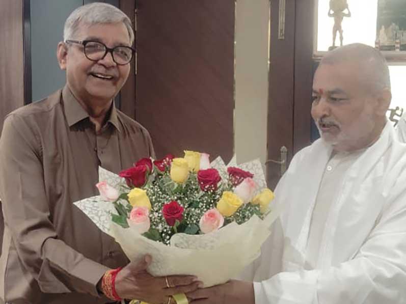 Brahmachari Girish ji paid a courtesy visit to the highly respected, famous and senior advocate of Madhya Pradesh High Court, Mr. Anil Khare ji and also presented him his book Brahmachari Girish under the divine patronage of the most revered Maharishi Mahesh Yogi ji.