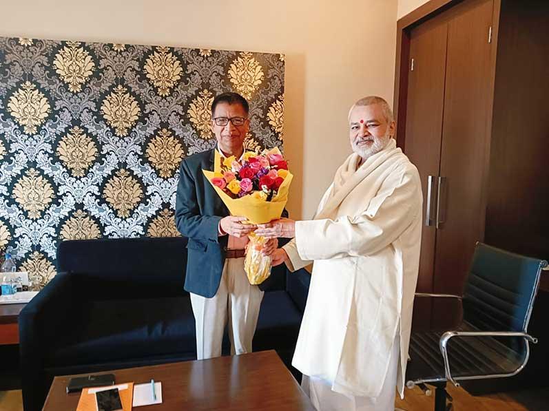 Brahmachari Girish ji met Honorable Vice Chancellor of Vikram University Ujjain and presented him book Param Pujya Maharishi Mahesh Yogi ji ki Deviya Chhatrachhaya mein Brahmachari Girish. Both had a very fruitful discussion on present situation of higher education and new National Education Policy.