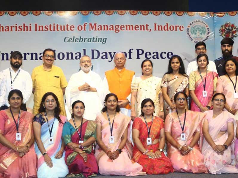International Day of Peace and the commencement of the academic session of Maharishi Institute of Management, Indore. Padmashree Dr. Janak Palta Magligan was the chief guest of the programme and international poet Professor Rajeev Sharma and Dr. Rajeev Dixit DCDC, Devi Ahilya University were the special guests.