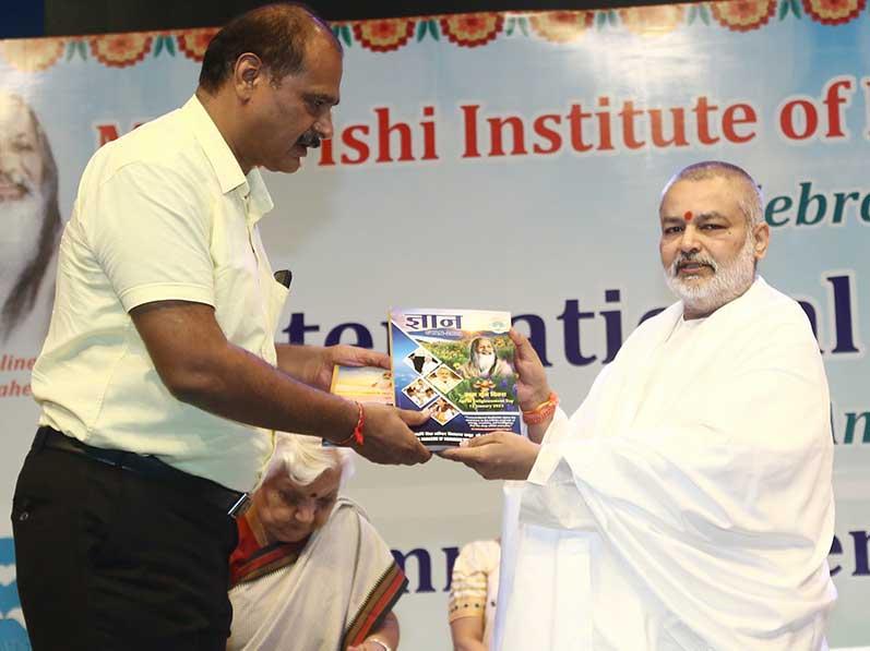 International Day of Peace and the commencement of the academic session of Maharishi Institute of Management, Indore. Padmashree Dr. Janak Palta Magligan was the chief guest of the programme and international poet Professor Rajeev Sharma and Dr. Rajeev Dixit DCDC, Devi Ahilya University were the special guests.