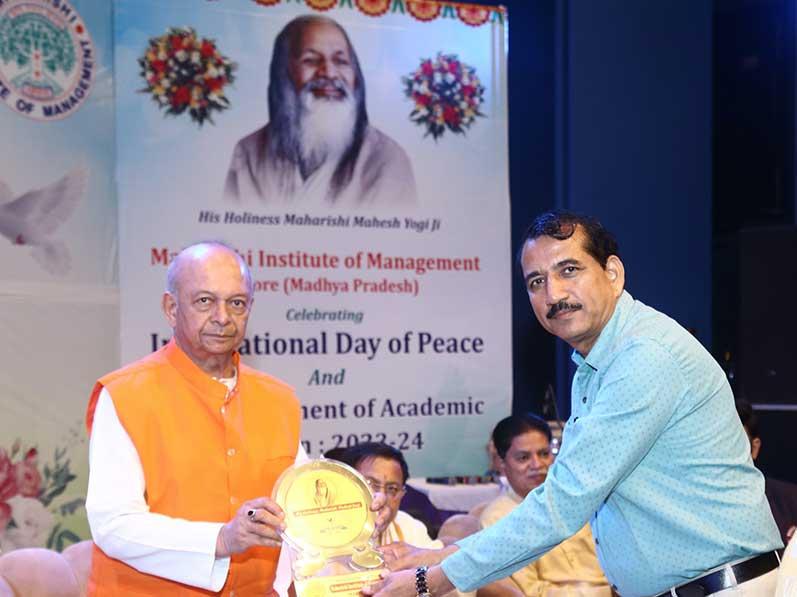 International Day of Peace and the commencement of the academic session of Maharishi Institute of Management, Indore. Padmashree Dr. Janak Palta Magligan was the chief guest of the programme and international poet Professor Rajeev Sharma and Dr. Rajeev Dixit DCDC, Devi Ahilya University were the special guests.