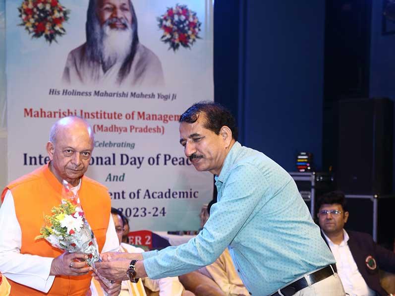International Day of Peace and the commencement of the academic session of Maharishi Institute of Management, Indore. Padmashree Dr. Janak Palta Magligan was the chief guest of the programme and international poet Professor Rajeev Sharma and Dr. Rajeev Dixit DCDC, Devi Ahilya University were the special guests.
