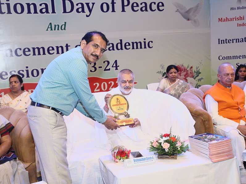 International Day of Peace and the commencement of the academic session of Maharishi Institute of Management, Indore. Padmashree Dr. Janak Palta Magligan was the chief guest of the programme and international poet Professor Rajeev Sharma and Dr. Rajeev Dixit DCDC, Devi Ahilya University were the special guests.