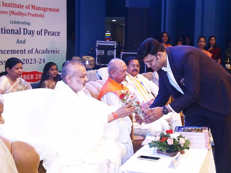 International Day of Peace and the commencement of the academic session of Maharishi Institute of Management, Indore. Padmashree Dr. Janak Palta Magligan was the chief guest of the programme and international poet Professor Rajeev Sharma and Dr. Rajeev Dixit DCDC, Devi Ahilya University were the special guests.