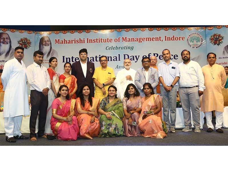 International Day of Peace and the commencement of the academic session of Maharishi Institute of Management, Indore. Padmashree Dr. Janak Palta Magligan was the chief guest of the programme and international poet Professor Rajeev Sharma and Dr. Rajeev Dixit DCDC, Devi Ahilya University were the special guests.