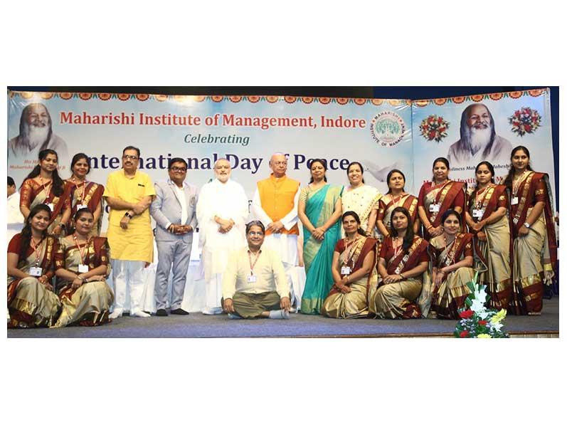 International Day of Peace and the commencement of the academic session of Maharishi Institute of Management, Indore. Padmashree Dr. Janak Palta Magligan was the chief guest of the programme and international poet Professor Rajeev Sharma and Dr. Rajeev Dixit DCDC, Devi Ahilya University were the special guests.