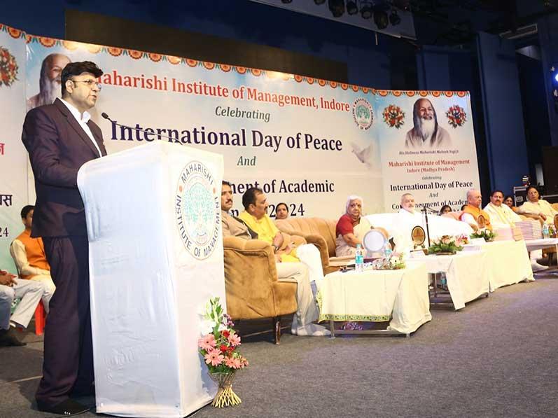 International Day of Peace and the commencement of the academic session of Maharishi Institute of Management, Indore. Padmashree Dr. Janak Palta Magligan was the chief guest of the programme and international poet Professor Rajeev Sharma and Dr. Rajeev Dixit DCDC, Devi Ahilya University were the special guests.