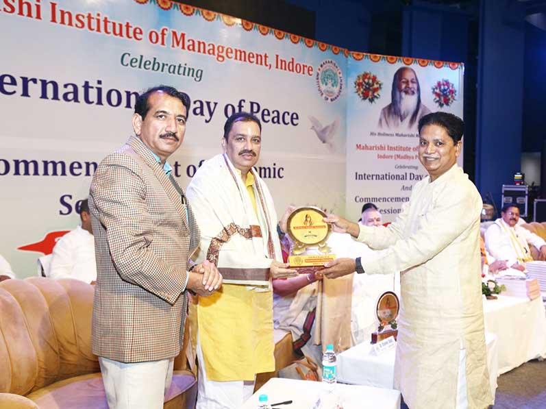 International Day of Peace and the commencement of the academic session of Maharishi Institute of Management, Indore. Padmashree Dr. Janak Palta Magligan was the chief guest of the programme and international poet Professor Rajeev Sharma and Dr. Rajeev Dixit DCDC, Devi Ahilya University were the special guests.