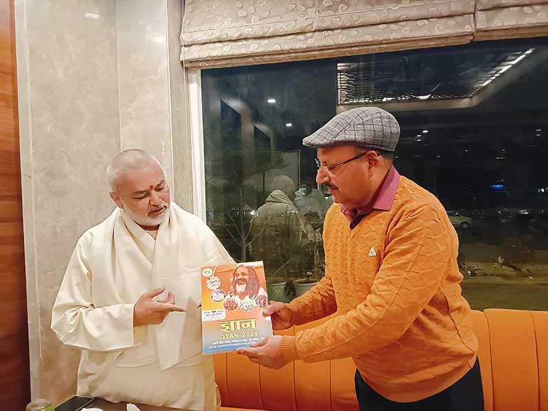 During Kashi visit Brahmachari Girish ji met with Deputy Commissioner of Police, Shri S.K. Tripathi ji, responsible for security of Shri Kashi Vishwanath temple premises and Vishwanath Corridors.  Girish ji Presented annual magazine of Maharishi Organisation ''Gyan 2024'' and appreciated and greeted  him for his leadership organising fabulous & smooth security arrangements.