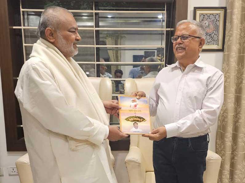 Brahmachari Girish Ji met with Honourable Shri Atulanand Awasthy Ji, Senior Lawyer of Madhya Pradesh High Court and presented his new book ''Brahmachari Girish under the Divine Umbrella of His Holiness Maharishi Mahesh Yogi Ji''. Shri Awasthy Ji has expressed his happiness on publication of this book. Jai Guru Dev, Jai Maharishi.