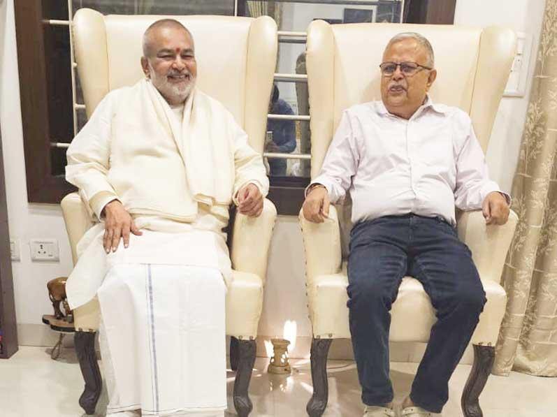 Brahmachari Girish Ji met with Honourable Shri Atulanand Awasthy Ji, Senior Lawyer of Madhya Pradesh High Court and presented his new book ''Brahmachari Girish under the Divine Umbrella of His Holiness Maharishi Mahesh Yogi Ji''. Shri Awasthy Ji has expressed his happiness on publication of this book. Jai Guru Dev, Jai Maharishi.