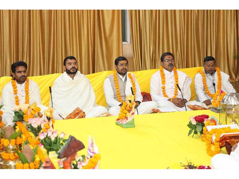 Akhand Ramayana recitation in Maharishi Sansthan
On the occasion of the Pranpratistha Utsav of Shri Ram Lalla in Ayodhya on January 22, worship and Akhand Ramayana recitation has been organized in the Ram temple located at Brahmanand Saraswati Ashram in Bhopal.