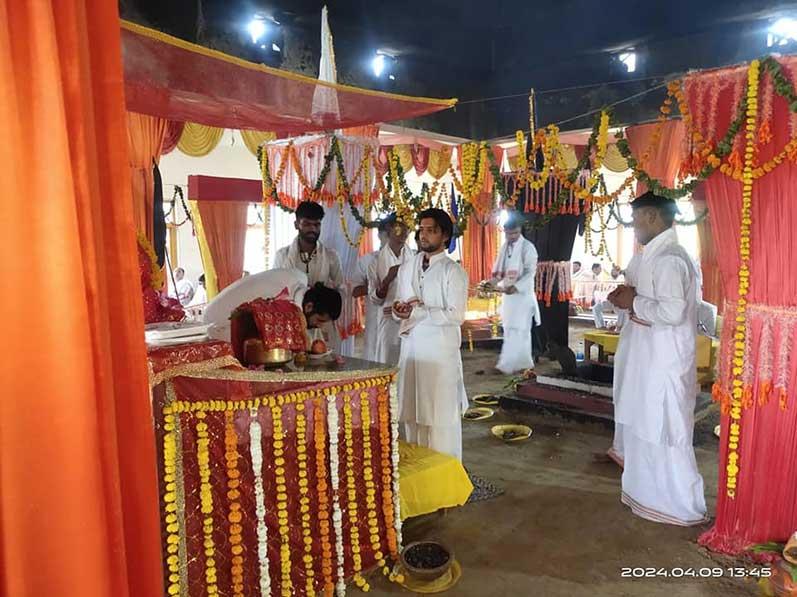 On the auspicious first day of Chaitra Navratri Sahasra Chandi Mahayagya has started where 131 Maharishi Vedic Pandits are participating in this Mahayagya. Everyday  Chandi path with Hawan will be performed for nine days. Brahmachari Girish ji said on this occasion that these 9 days are great days of awakening of latent power through spiritual practices and Yagya. One can enjoy new energy, power, bliss and invincibility.