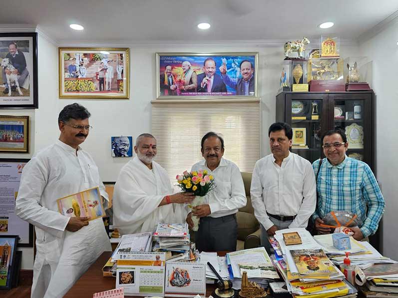 Brahmachari Girish Ji with Shri Ved Prakash Sharma, Shri Manish Mandlik and Shri Shrikant Agasty met former union minister, ex Chief Minister of Delhi and present Member of Parliament from Chandni Chowk Delhi Respected Dr. Harshvardhan Ji.  Brahmachari ji presented flower bouquet and his new book 