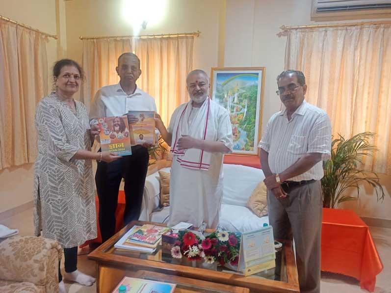 Dr. Suresh Patankar, highly reputed Urologist, MBBS, MS, FAIS, Yoga Therapist from ACE Hospital Pune has visited Maharishi Vedic Health Centre today with Vaidyaraj Shri Madhusudan Deshpandey. Brahmachari Girish Ji has discussed preventive approach of Ayurveda, timely diagnosis and treatment with experts and plans to bring the knowledge of perfect health to fellow Indian and world citizen was also discussed. Brahmachari Ji has presented his book Param Pujya Maharishi Mahesh Yogi Ji ki Chhatrachhaya mein Brahmachari Girish and Annual Gyan 24 magazine to Dr. Mrs. and Mr. Patankar. 
