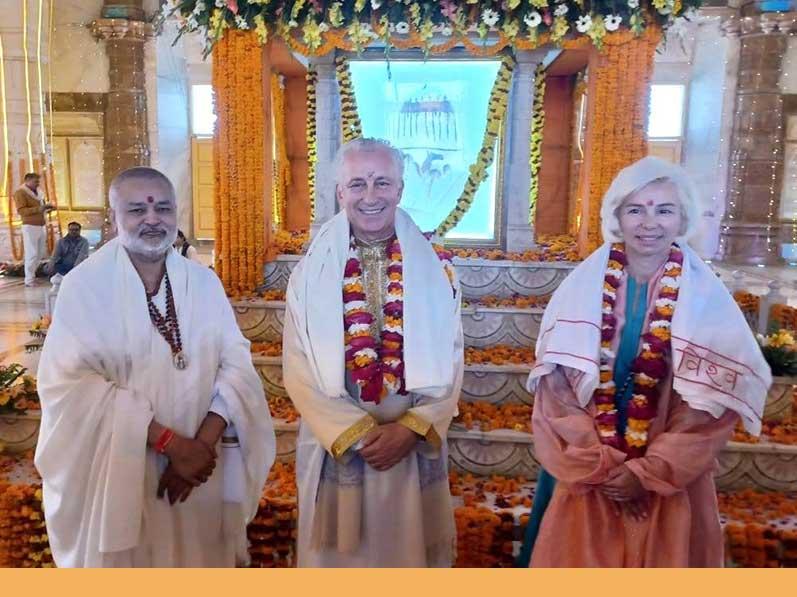 Dr. Tony Nader Maharajadhiraj Rajaraam visits Maharishi Smarak and Maha Kumbh
Maharajadhiraj of Maharishi Global Country of World Peace has visited Maharishi Smrak and had a dip in Sangam at Sangam, Prayagraj.