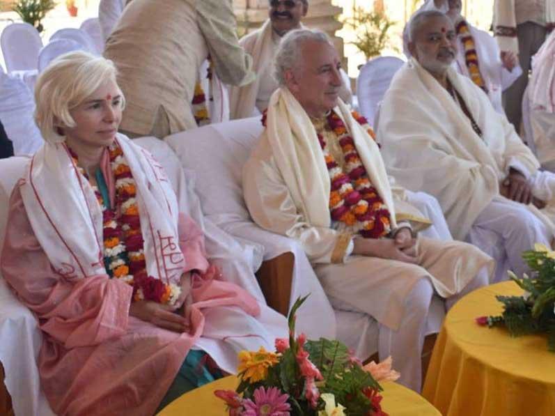 Dr. Tony Nader Maharajadhiraj Rajaraam visits Maharishi Smarak and Maha Kumbh
Maharajadhiraj of Maharishi Global Country of World Peace has visited Maharishi Smrak and had a dip in Sangam at Sangam, Prayagraj.